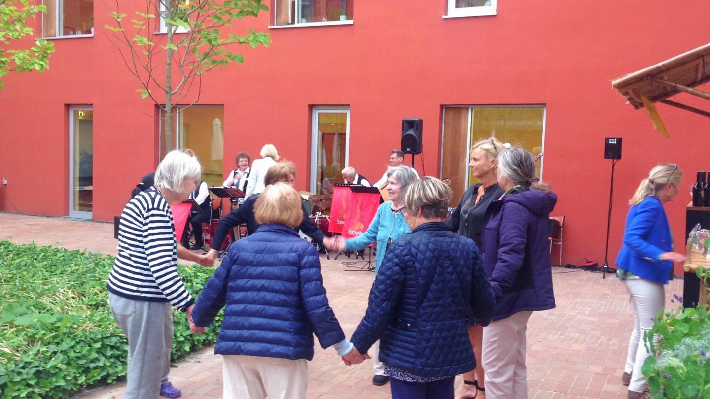Sommerfest i atriumgården.